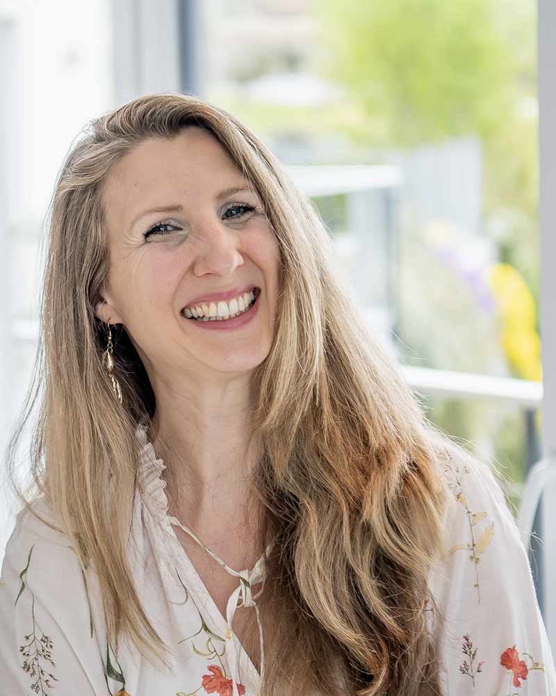 Nadia Hintermann am Fenster