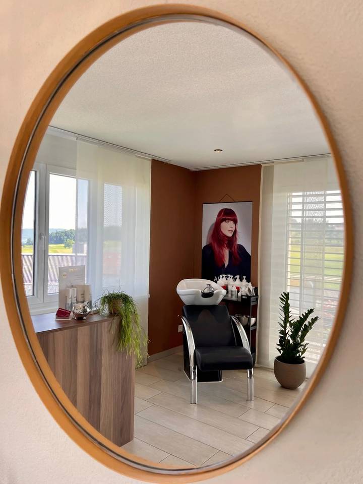 Blick in den Salon durch den Spiegel